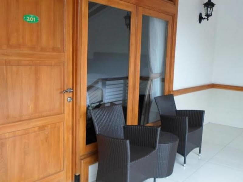 Oyo 1210 Nice Guesthouse Bandung Eksteriør billede